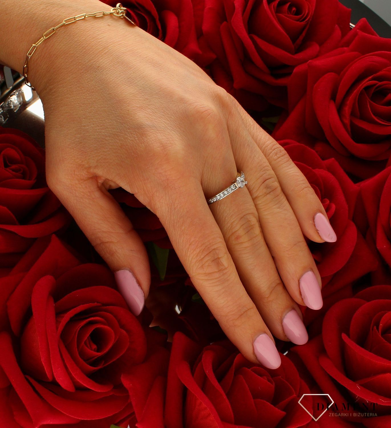 Złoty pierścionek 333 zaręczynowy PI 2596.  Złoty pierścionek  ozdobiony wystającą efektowną cyrkonią. Piękny pierścionek wykonany z wysokiej jakości złota próby 333. Pierścionek doskonały na co dzień jak (4).jpg